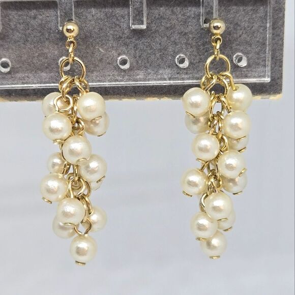 Vintage Monet Faux Pearl Cluster Pierced Surgical Steel Post Earrings VTG NEW - Picture 2 of 4
